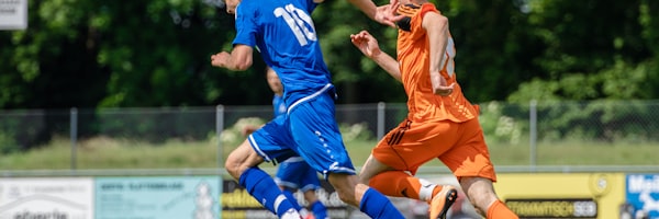 F1赛车比赛直播画面 - 红牛车队与梅赛德斯车队在摩纳哥街道赛竞速