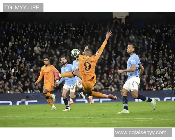 欧冠激战：那不勒斯与本菲卡互交白卷乌龙球瞬间引发全场热议